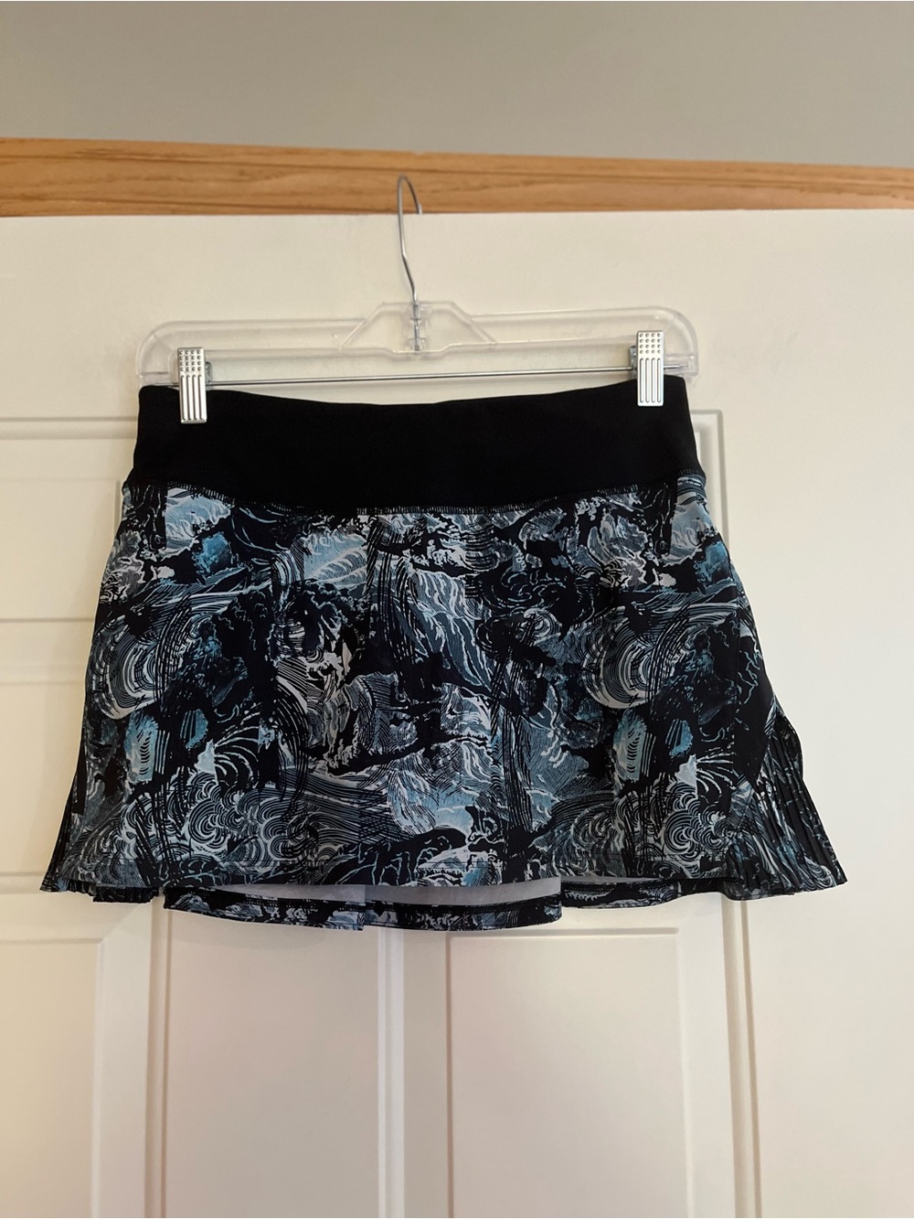 Lululemon play off the pleats external wave starlight black blue skirt. Size 4